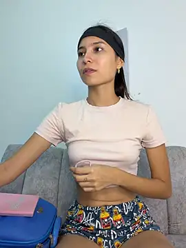 Snapshot of velvetluna_ chatting on 04/30/26, 02:23 velvetluna online show from 04/30/26, 02:23