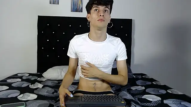 Snapshot of axxxel_twink chatting on 02/08/26, 01:31 axxxel twink online show from 02/08/26, 01:31