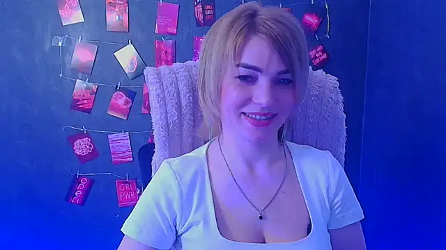 Snapshot of CuttieEmma chatting on 03/11/26, 12:44 CuttieEmma online show from 03/11/26, 12:44