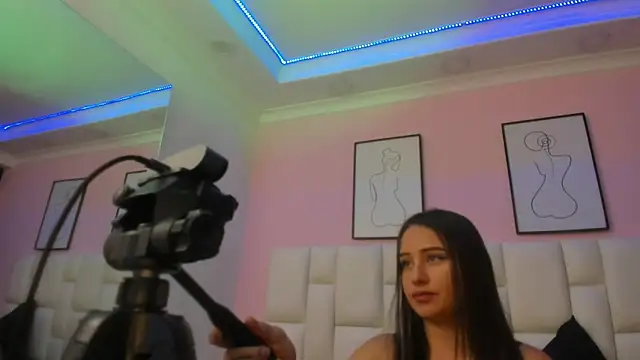 SARHA ANTONELLI online show from 06/14/26, 12:18