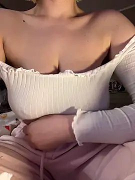 Snapshot of Best-B00bs chatting on 03/08/25, 09:18 Best-B00bs online show from 03/08/25, 09:18