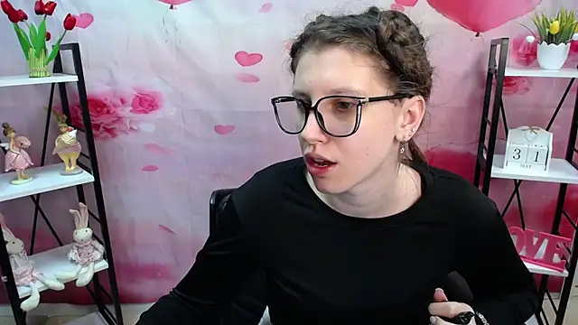 Snapshot of LilianaShine chatting on 05/31/26, 05:04 LilianaShine online show from 05/31/26, 05:04