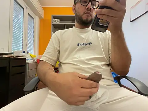latinocalientehot online show from 06/18/26, 04:11