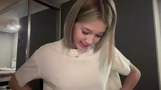 Snapshot of lilXdomiii chatting on 02/15/26, 08:49 lilXdomiii online show from 02/15/26, 08:49