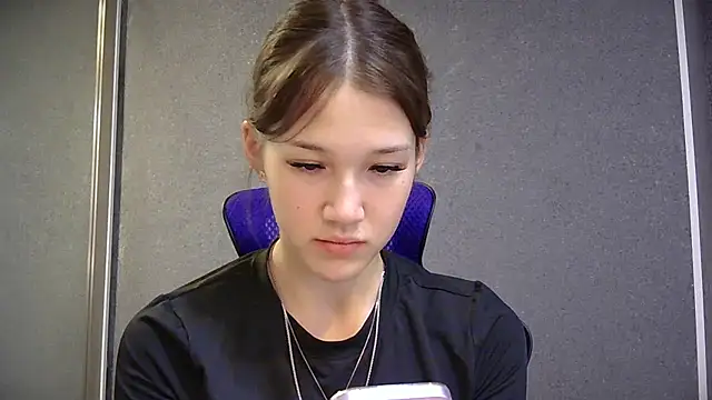 Snapshot of lilXdomiii chatting on 05/17/26, 11:39 lilXdomiii online show from 05/17/26, 11:39