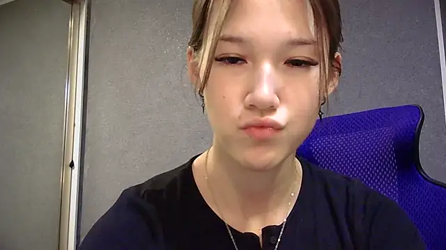 Snapshot of lilXdomiii chatting on 06/04/26, 05:30 lilXdomiii online show from 06/04/26, 05:30