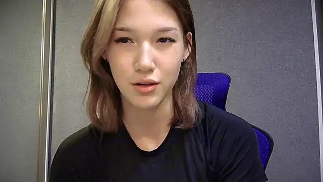 Snapshot of lilXdomiii chatting on 06/10/26, 03:11 lilXdomiii online show from 06/10/26, 03:11