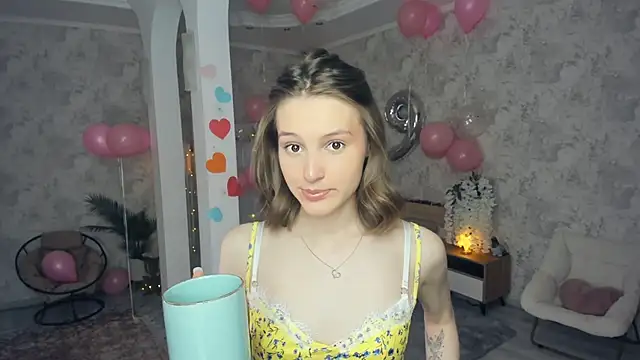 Snapshot of LianneBynon chatting on 04/15/26, 09:16 LianneBynon online show from 04/15/26, 09:16