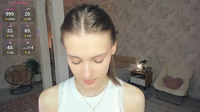 Snapshot of LianneBynon chatting on 06/08/26, 10:26 LianneBynon online show from 06/08/26, 10:26