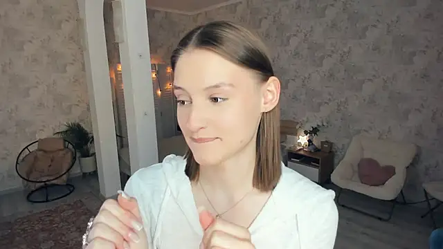Snapshot of LianneBynon chatting on 06/13/26, 08:34 LianneBynon online show from 06/13/26, 08:34