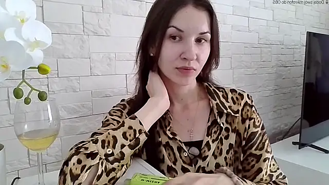 JuliaLovely online show from 05/25/26, 01:50