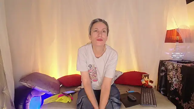 Snapshot of laurasofia45 chatting on 06/14/26, 09:33 laurasofia45 online show from 06/14/26, 09:33