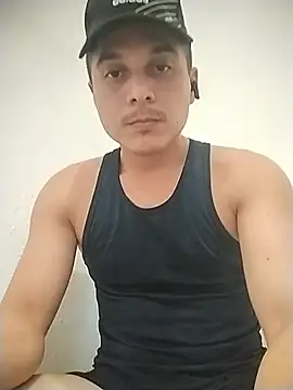 Snapshot of Reuss25 chatting on 07/18/26, 12:37 Reuss25 online show from 07/18/26, 12:37