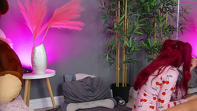 Snapshot of CrystalRedd chatting on 04/03/26, 04:32 CrystalRedd online show from 04/03/26, 04:32