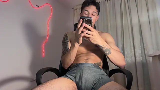 Snapshot of rafael_stone11 chatting on 04/11/26, 01:43 rafael stone11 online show from 04/11/26, 01:43