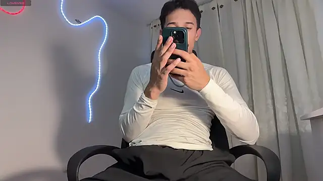 Snapshot of rafael_stone11 chatting on 04/21/26, 12:45 rafael stone11 online show from 04/21/26, 12:45