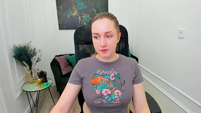 Snapshot of CaseyTerini chatting on 04/19/26, 04:23 CaseyTerini online show from 04/19/26, 04:23