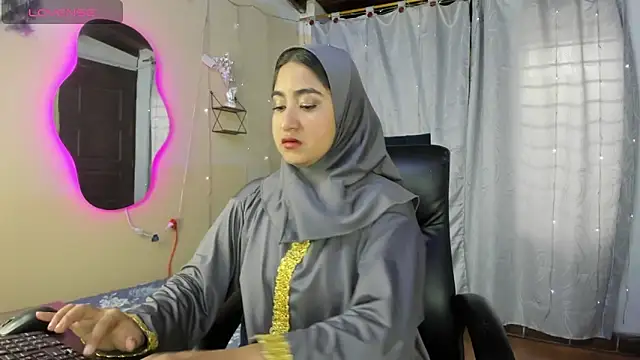 Snapshot of SamiraAwada chatting on 04/11/26, 07:18 SamiraAwada online show from 04/11/26, 07:18