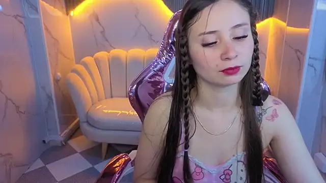 Snapshot of Ariana18_b chatting on 05/21/26, 01:07 Ariana18 b online show from 05/21/26, 01:07