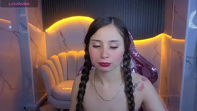 Snapshot of Ariana18_b chatting on 05/22/26, 01:06 Ariana18 b online show from 05/22/26, 01:06