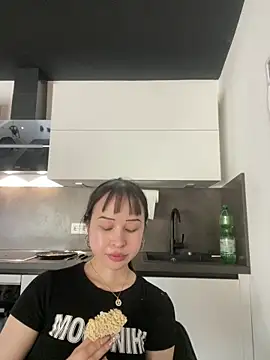 Snapshot of Just-Lilly chatting on 05/03/26, 04:35 Just-Lilly online show from 05/03/26, 04:35