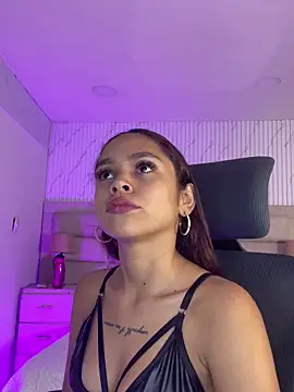 Snapshot of CarolineFyre chatting on 04/06/26, 12:50 CarolineFyre online show from 04/06/26, 12:50