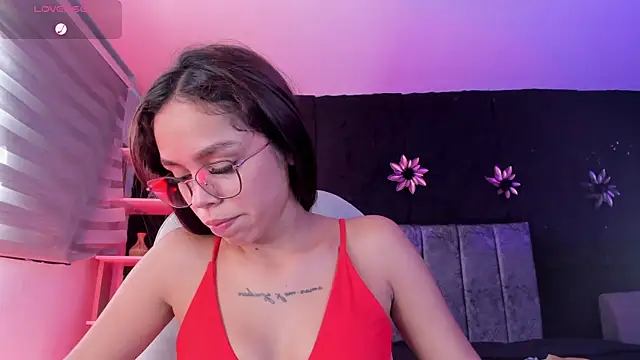 Snapshot of CarolineFyre chatting on 04/18/26, 07:07 CarolineFyre online show from 04/18/26, 07:07