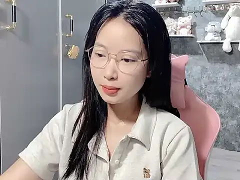 Snapshot of Linne6789 chatting on 04/18/26, 04:38 Linne6789 online show from 04/18/26, 04:38