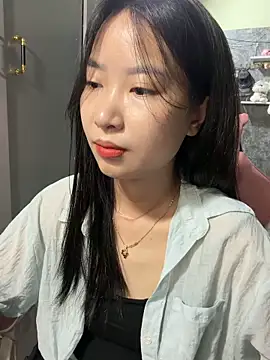 Snapshot of Linne6789 chatting on 05/17/26, 03:48 Linne6789 online show from 05/17/26, 03:48