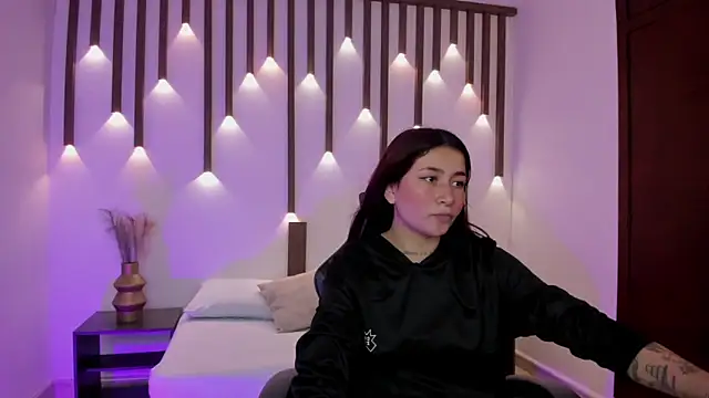 Snapshot of charlottee27_ chatting on 04/16/26, 02:12 charlottee27 online show from 04/16/26, 02:12
