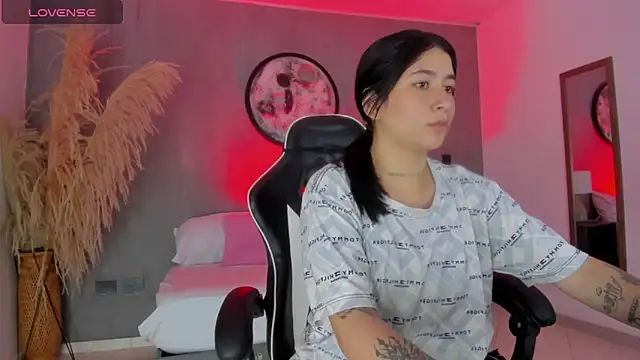 charlottee27  online show from 06/19/26, 01:54