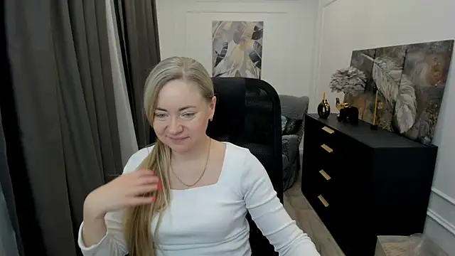 Snapshot of CharlotteKerti chatting on 04/21/26, 11:38 CharlotteKerti online show from 04/21/26, 11:38