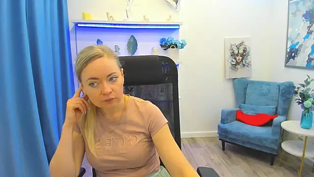 Snapshot of CharlotteKerti chatting on 05/17/26, 11:39 CharlotteKerti online show from 05/17/26, 11:39