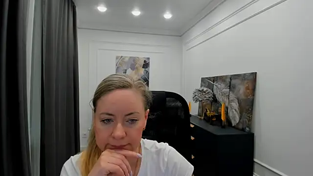 Snapshot of CharlotteKerti chatting on 05/18/26, 11:49 CharlotteKerti online show from 05/18/26, 11:49