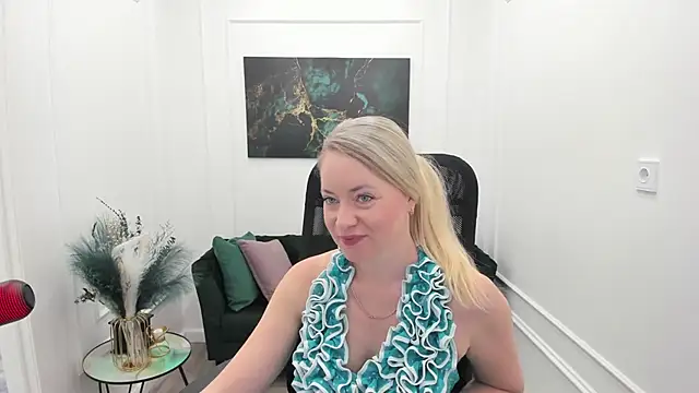 Snapshot of CharlotteKerti chatting on 05/23/26, 11:47 CharlotteKerti online show from 05/23/26, 11:47