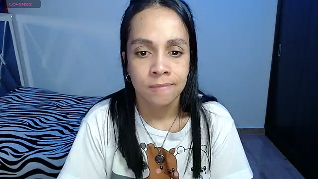 Snapshot of paula_lopez__ chatting on 04/15/26, 11:16 paula lopez online show from 04/15/26, 11:16