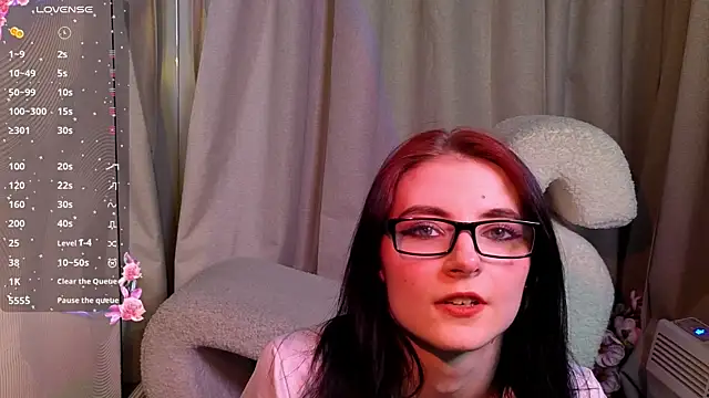 Snapshot of NicoleLuxe chatting on 04/03/26, 06:50 NicoleLuxe online show from 04/03/26, 06:50