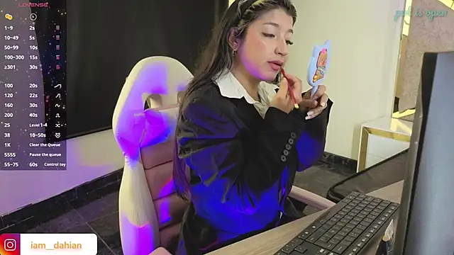 Snapshot of Dahiana_Dmour_ chatting on 04/08/26, 12:49 Dahiana Dmour online show from 04/08/26, 12:49