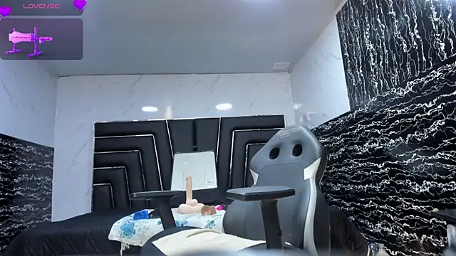 Snapshot of Ladyy_Scarlett chatting on 04/18/26, 02:48 Ladyy Scarlett online show from 04/18/26, 02:48
