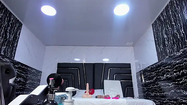 Snapshot of Ladyy_Scarlett chatting on 06/11/26, 02:33 Ladyy Scarlett online show from 06/11/26, 02:33