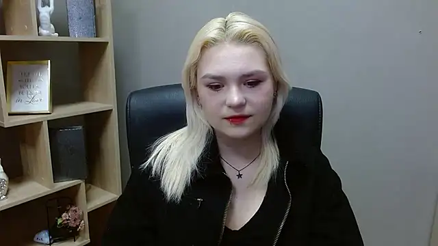 Snapshot of SweetLilyxo chatting on 02/17/26, 07:38 SweetLilyxo online show from 02/17/26, 07:38