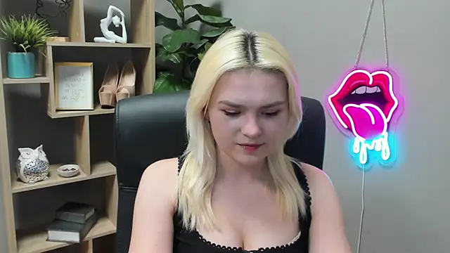 Snapshot of SweetLilyxo chatting on 03/11/26, 02:56 SweetLilyxo online show from 03/11/26, 02:56