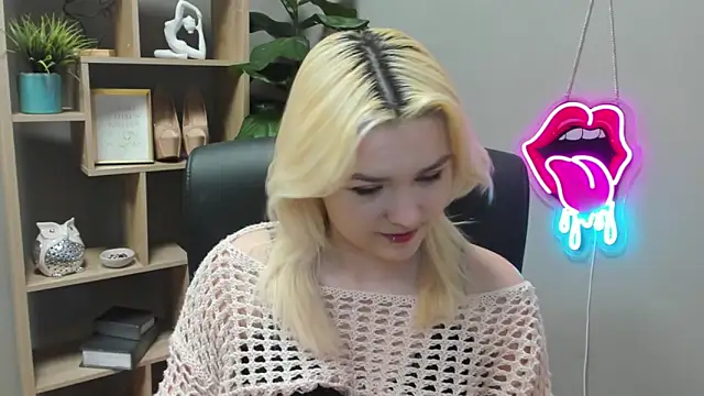 Snapshot of SweetLilyxo chatting on 03/18/26, 07:22 SweetLilyxo online show from 03/18/26, 07:22
