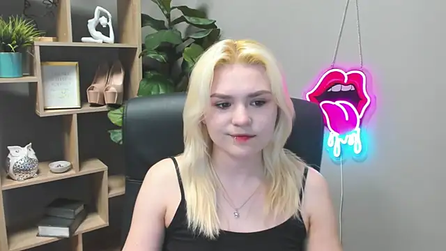 Snapshot of SweetLilyxo chatting on 03/25/26, 07:25 SweetLilyxo online show from 03/25/26, 07:25