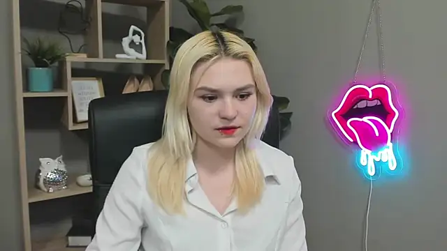 Snapshot of SweetLilyxo chatting on 04/13/26, 06:19 SweetLilyxo online show from 04/13/26, 06:19