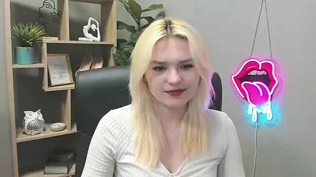 Snapshot of SweetLilyxo chatting on 04/14/26, 06:30 SweetLilyxo online show from 04/14/26, 06:30