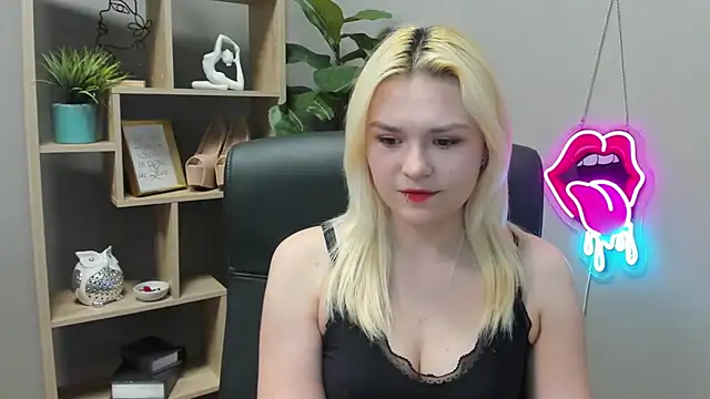Snapshot of SweetLilyxo chatting on 04/17/26, 01:36 SweetLilyxo online show from 04/17/26, 01:36