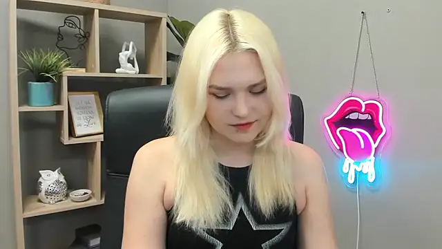 Snapshot of SweetLilyxo chatting on 05/20/26, 06:41 SweetLilyxo online show from 05/20/26, 06:41