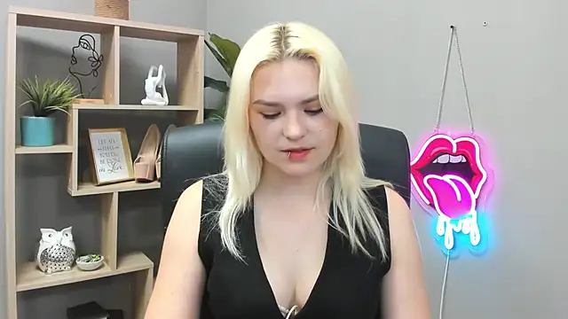 Snapshot of SweetLilyxo chatting on 05/26/26, 06:42 SweetLilyxo online show from 05/26/26, 06:42
