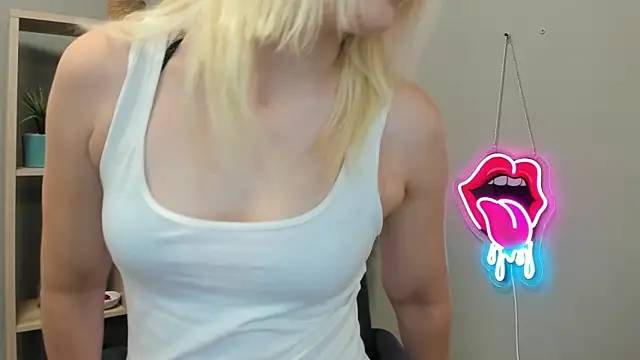 Snapshot of SweetLilyxo chatting on 06/04/26, 06:41 SweetLilyxo online show from 06/04/26, 06:41